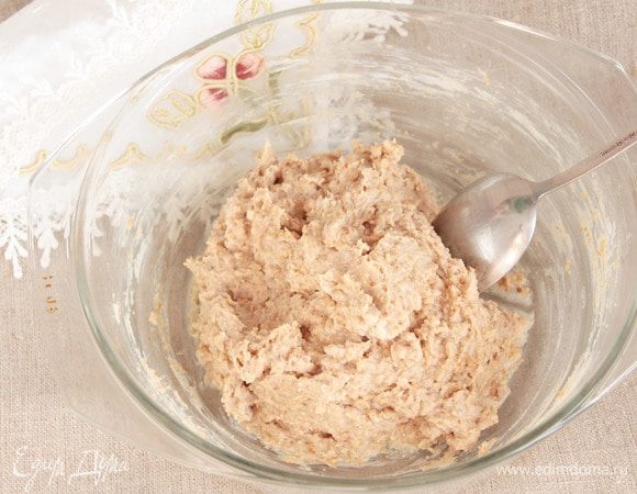 Всыпать в сырную массу сначала цельные хлопья и перемешать. Затем вмешать молотую часть. Оставить «отдохнуть» массу минут на 10-15.