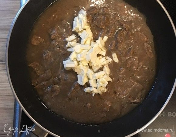 Добавляем нарезанные кусочки сыра к мясу и перемешиваем до расплавления сыра. Сыр Hochland прекрасно плавится и придает соусу богатый насыщенный вкус.