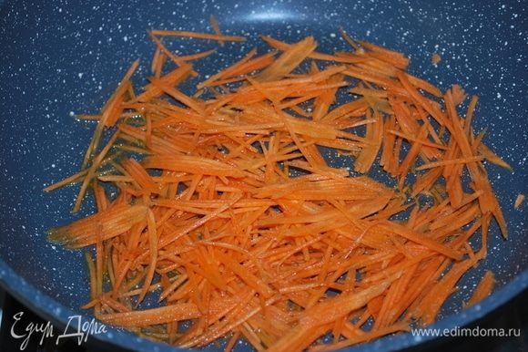 Морковь трем соломкой и немного обжариваем на растительном масле.