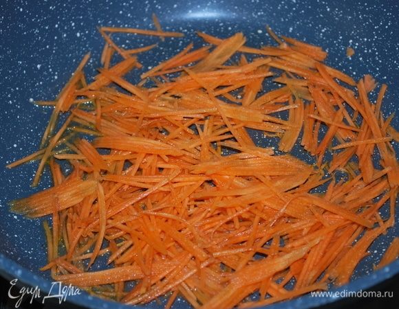 Морковь трем соломкой и немного обжариваем на растительном масле.