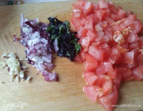 Все измельчить. Помидоры кубиками, лук, чеснок как можно мельче, зелень порубить.