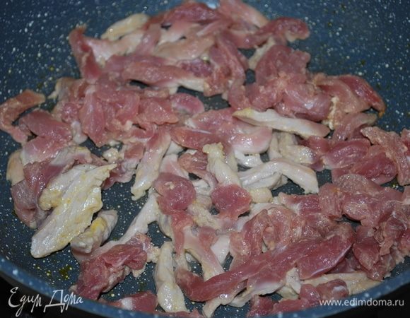 Мясо режем и обжариваем до готовности. У меня мясо свинины.