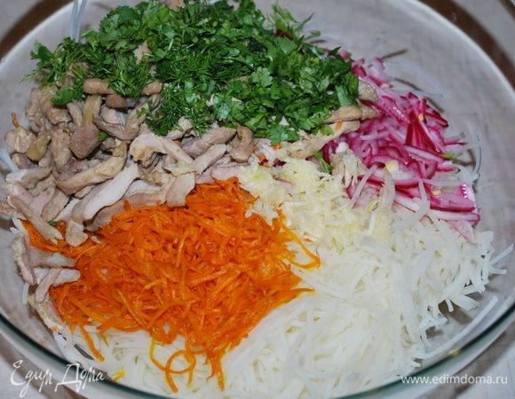 К картофелю, моркови, маринованному луку и мясу, добавить натертый чеснок и зелень.