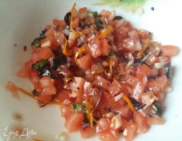 Добавить цедру апельсина и масло грецкого ореха в салат, перемешать. Можно использовать любое масло.