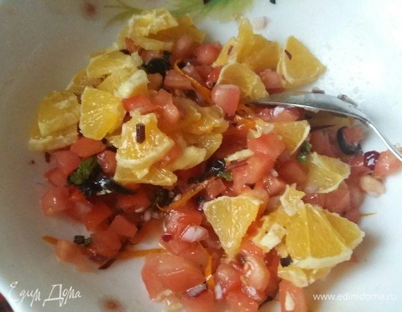 Добавить в салат вместе с соком, который образовался при нарезке апельсина.