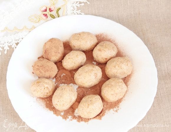 Из полученного «теста» сформовать пирожные желаемой формы. У меня это небольшие картошинки размером в 1,5-2 грецких ореха. «Тесто» может показаться жидковатым, но оно очень нежное и прекрасно держит форму.