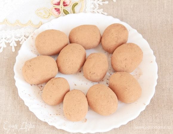 Обвалять пирожные в какао-порошке, примерно 2 ст. л. Готовые пирожные охладить и можно подавать к чаю, кофе.