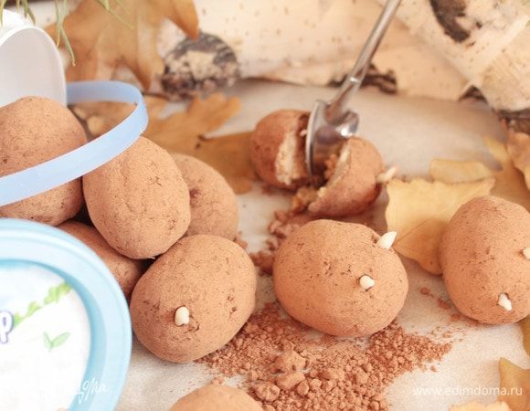 Когда я в этот раз молола хлопья, совершенно забыла, что в крайний раз молола острый красный перец. Его остатки, естественно, остались на хлопьях и пирожные приобрели такую пикантную остринку. Нам понравился и такой вариант. Попробуйте и вы! И пусть вам будет вкусно!