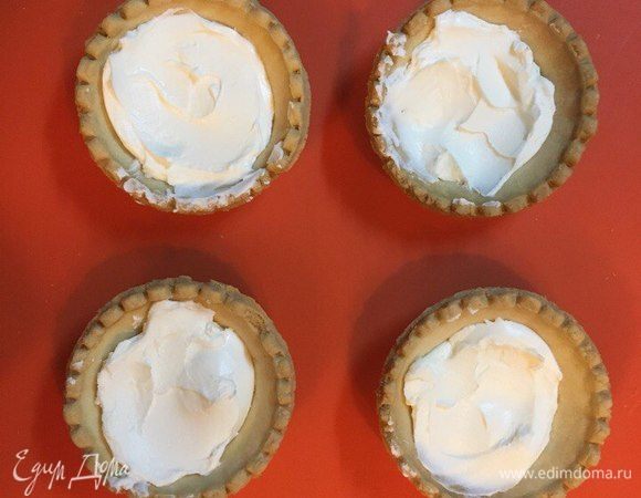 Творожный сыр Hochland разложить по тарталеткам. Посыпать сверху нарезанным орехом и украсить ягодами. Наш десерт получился очень праздничным и нежным, благодаря творожному сливочному сыру Hochland. Приятного аппетита!