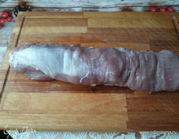 Запекать будем свиную вырезку. Мясо обмыть, срезать лишний жир, если есть, посолить, обмазать маслом.