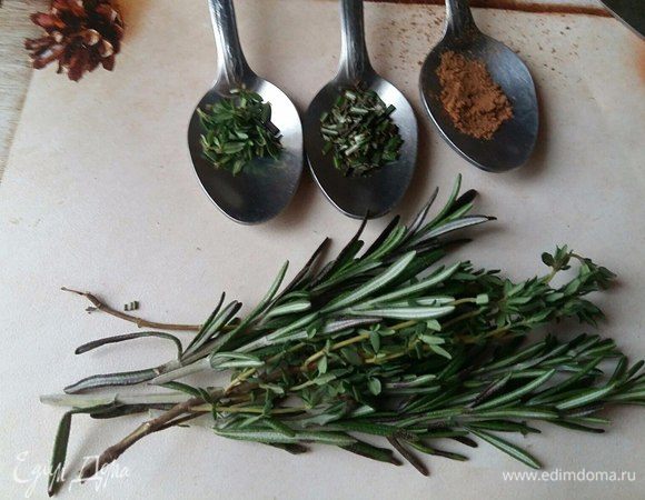 Подготовить пряные травы. С веточки розмарина снять все иголочки, измельчить. С веточки тимьяна снять листики. Мускатного ореха взять 0,5 чайной ложки.