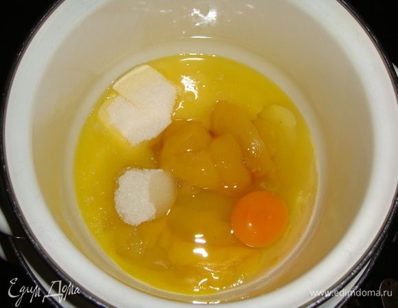 Берем две кастрюли, одну побольше, другую поменьше. В большую наливаем воду и ставим на средний огонь. В меньшую добавляем мед, сахар, сливочное масло, яйца и ставим в большую кастрюлю. Постоянно помешивая, доводим смесь до однородного состояния, на это уйдет где-то 5 минут.