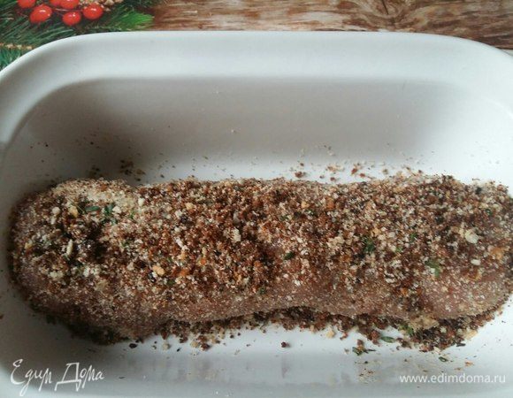 Форму для запекания смазать маслом, выложить на мясо подготовленную смесь, сильно вдавливая обеими руками в мясо так, чтобы получилась аккуратная корочка.