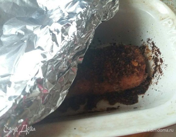 Запекать в разогретой до 200°C духовке 45 минут. Затем накрыть форму фольгой, чтобы корочка не пережарилась и запекать еще 30 минут.