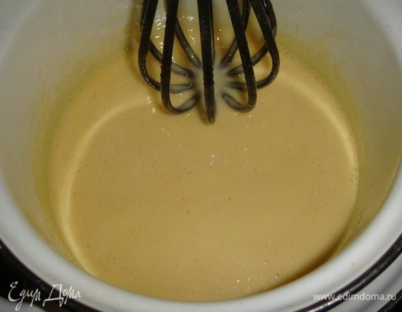 Всыпаем соду и помешиваем смесь в течение еще 5 минут.