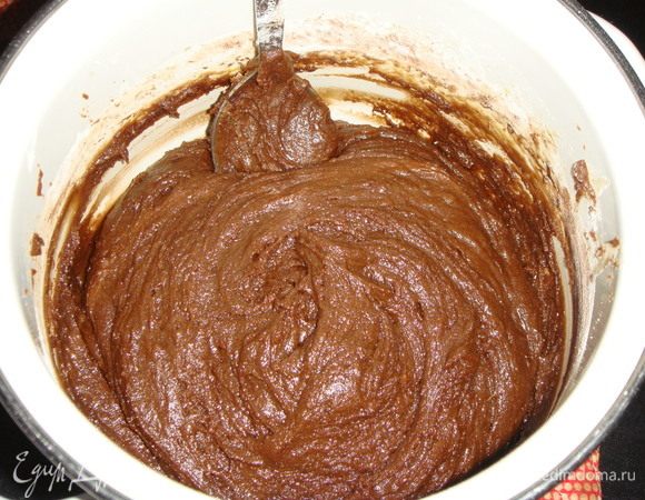 Снимаем верхнюю кастрюлю с огня, всыпаем разрыхлитель, какао и муку. Всю муку сразу не всыпайте, ее может понадобиться меньше. Замешиваем тесто, даем ему остыть и убираем в холодильник на 1 час.