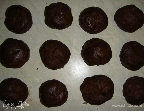 Через 1 час делим тесто на 12 кусочков и скатываем в колобки.