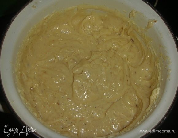 Теперь приготовим крем. В сотейнике смешать молоко, яйца, сгущенное молоко и муку. Ставим на медленный огонь и варим крем до загустения. Крем остудить, добавить сливочное масло комнатной температуры и взбить миксером в течение 5 минут.