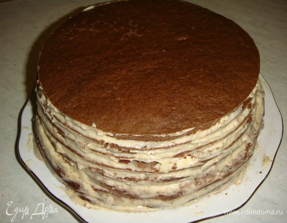 Собрать торт, складывая коржи и смазывая их кремом. Убрать торт в холодильник хотя бы на 1 час.