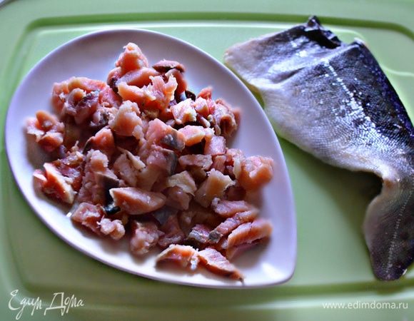 Филе малосольной красной рыбы (у меня — собственной засолки) нарезать мелкими кубиками.