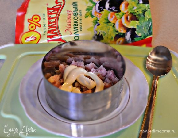 Уложить салат слоями, промазывая каждый слой майонезом: рыба, яйца, кальмары, сыр, икра.