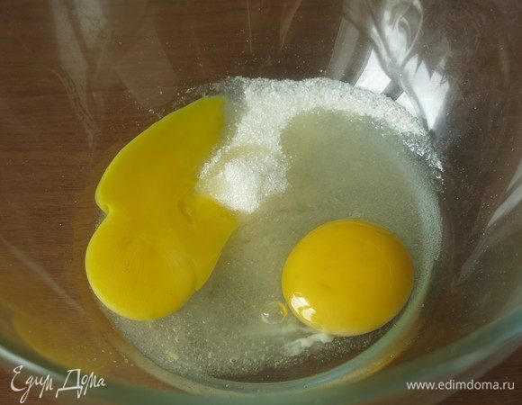 Разбиваем одно яйцо и один желток, соединяем с 60 г сахара.