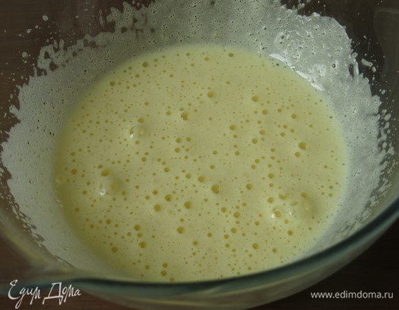 Сбиваем яйца с сахаром.