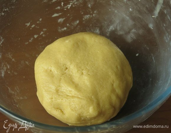 Всыпаем в масляно-яичную массу муку с миндалем и быстро замешиваем тесто. Накрываем пленкой и ставим в холодильник на 1 час.