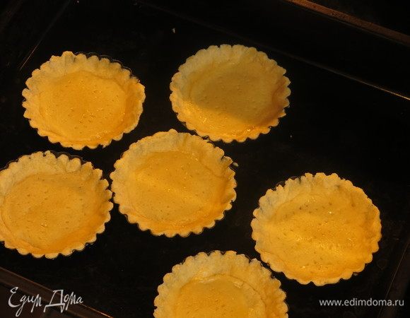 Выпекаем при 170°С 10 минут, вынимаем груз и допекаем корзиночки еще 10-15 минут. Аналогично готовим вторую половину теста. Если количество форм позволяет, готовим все сразу, но в две порции тесто не успевает подтаять при раскатывании и заполнении форм.