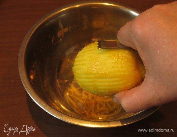 Готовим начинку: сперва курд, снимаем цедру с одного лимона.