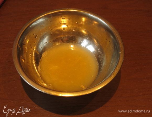 Выдавливаем сок с двух лимонов. Веса не придерживалась, сколько получилось, выдавливала просто руками.