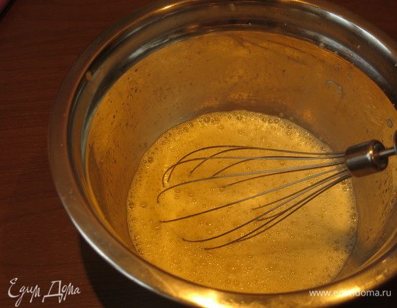 Сбиваем яйца слегка. Добавляем к лимонному соку с цедрой и даем настояться 20 минут. Масса обогащается ароматами цедры.