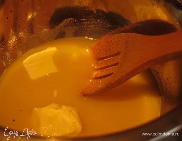 Ставим на огонь, помешиваем и кладем 35 г масла.