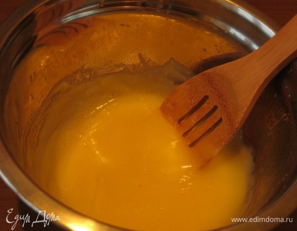 Варим до загустения. Обнаружила такое поведение массы, в процессе приготовления пришлось снять с огня, освободить корзиночки от груза, до этого момента масса была жидковатой, не густела, когда вернулась к приготовлению курда, чуть остывшая масса, забравшая тепло от миски, загустела, равномерно, без комочков, т.ч. осталось довести курд до нужной консистенции, немного доварив. Всего на прогревание пошло 8 минут на минимальном огне самой маленькой конфорки. Даем курду остыть.