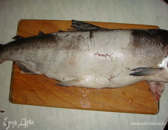 Кету промыть и снять кожу.
