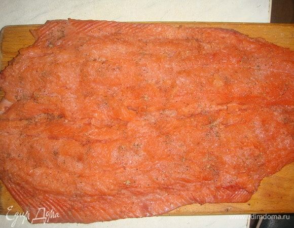 Разрезать рыбу вдоль, со стороны брюшка и удалить кости. Из 1/2 лимона выдавить сок и полить им филе, посолить и поперчить по вкусу.