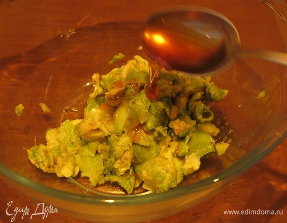 Наливаем сироп кленовый. Коньяк и ароматизатор «ром». На этом этапе можно откорректировать добавки по вкусу, полить только ром, или совсем исключить алкоголь (для детей), ароматизировать массу по предпочтениям.