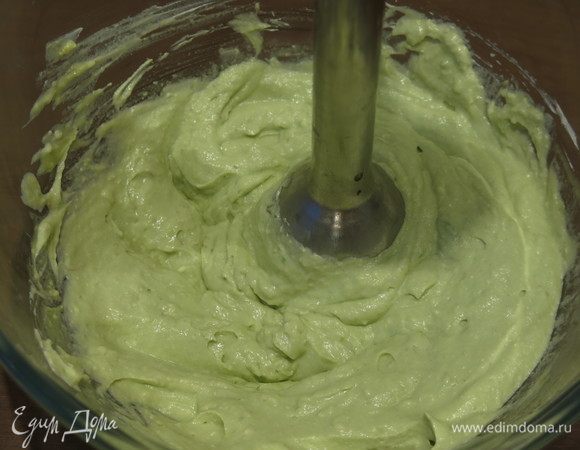 Вымешиваем, измельчаем блендером. Ложку с горкой массы отложила, одна из тарталеток будет с зеленой начинкой на пробу. По вкусу получилось также интересно, но цвет через сутки меняется, становится более темно-зеленым.