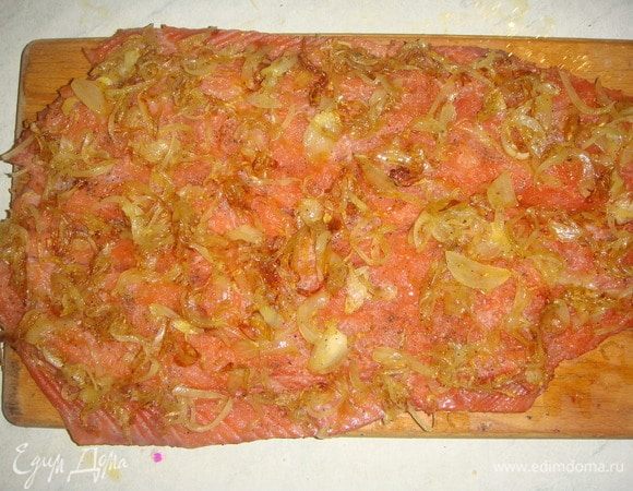 Обжаренный лук выложить на рыбу.