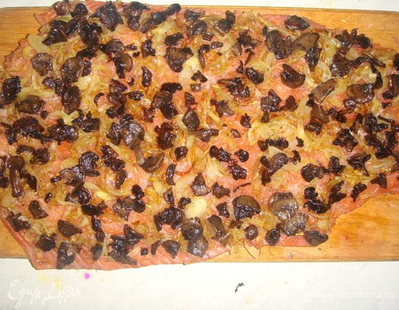 Выложить грибы поверх лука.