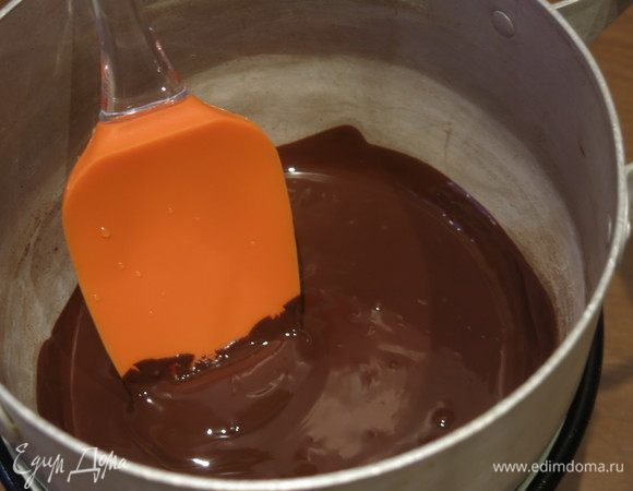 Растапливаем шоколад на водяной бане. Пропорции компонентов по сравнению с кремом из каштанов меняла по вкусу авокадо.