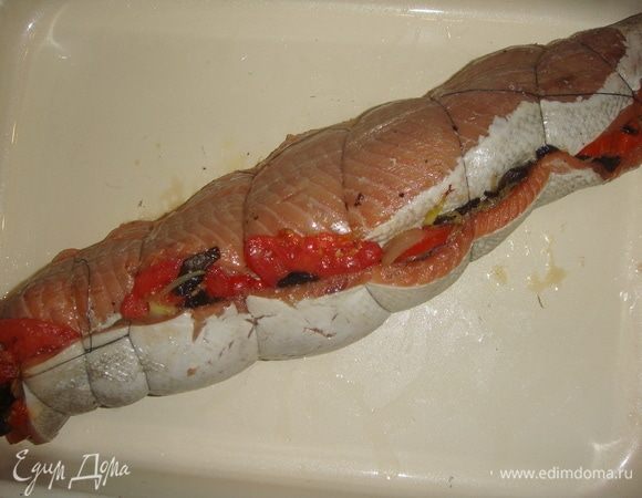 Свернуть рыбу в рулет и перевязать нитками. Выложить на смазанный горчичным маслом противень.