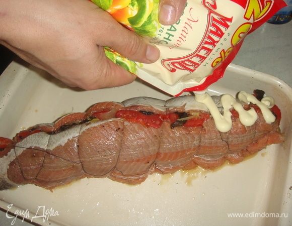 Поверх рулета выдавить майонез провансаль ТМ «Махеев».