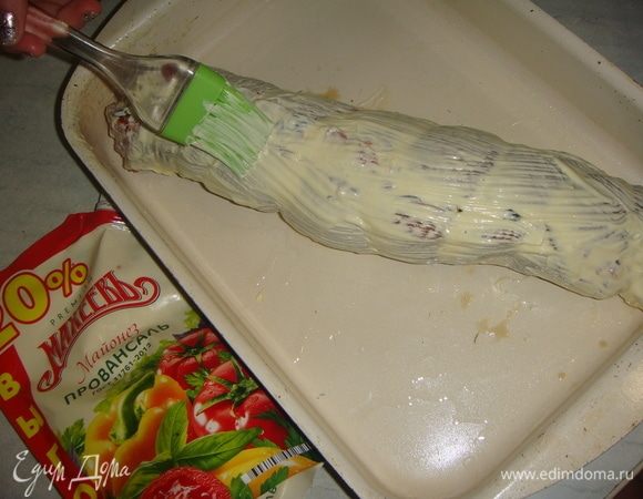 Размазать его кисточкой по всей поверхности рулета. Запекать в разогретой до 180°С духовке 30 минут.