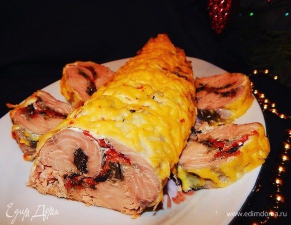 Рулет остудить и нарезать очень острым ножом и подавать к столу. Приятного аппетита!