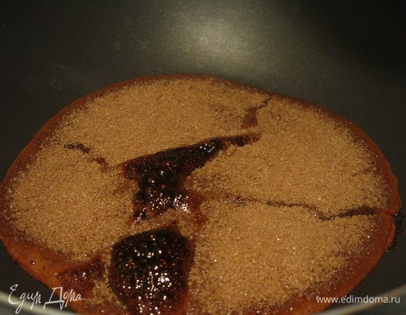 Готовим карамельное маскарпоне. Растапливаем сахар коричневый.