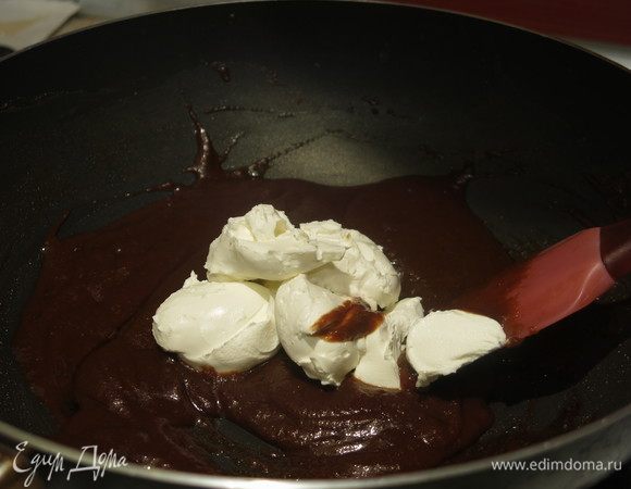 Добавляем маскарпоне. Пропорции маскарпоне к карамели изменила в сторону увеличения количества сыра, со 140 г, как в рецепте Наташи, вкус был слишком насыщенным и по структуре крем не походил для итогового слоя. Массу пропустила через сито, последнее действие факультативно.