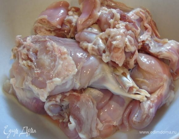 Тушку кролика разделайте на порционные куски, помойте и обсушите. 