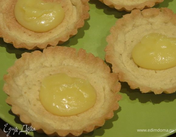 В тарталетки выкладываем курд по 2 чайные ложки.