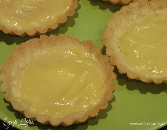 Распределяем массу. Даем чуть схватиться в холодильнике.